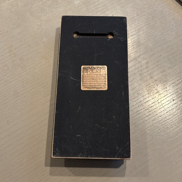 Macone Clay key/dog leash holder. - Picture 2 of 6